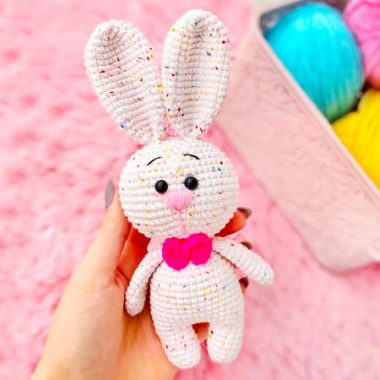 Modèle Amigurumi Lapin Blanc en Fil Arc-en-ciel et Nœud Rose