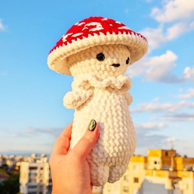 Poupée Champignon Pour Noël Modèle de Crochet Gratuit (1)