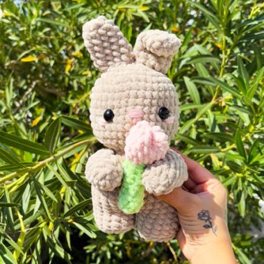 Lapin Tenant une Tulipe Amigurumi Modèle Gratuit (1)