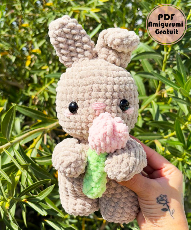 Lapin Tenant une Tulipe Amigurumi Modèle Gratuit (2)