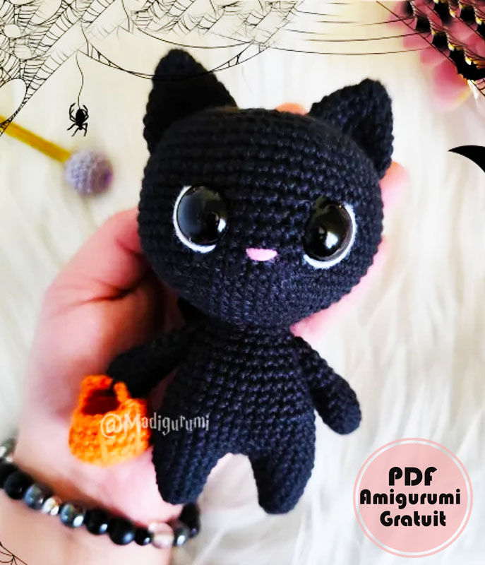 Chat Noir avec Sac Citrouille au Crochet Modèle Gratuit (1)