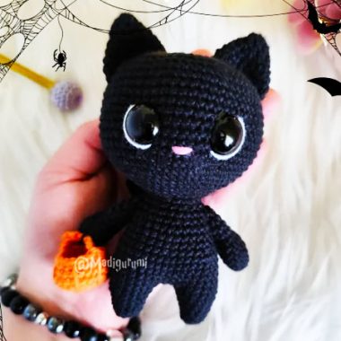 Chat Noir avec Sac Citrouille au Crochet Modèle Gratuit (2)