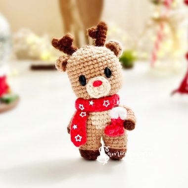 Renne Rudy avec Chaussettes Rouges au Crochet Modèle (1)