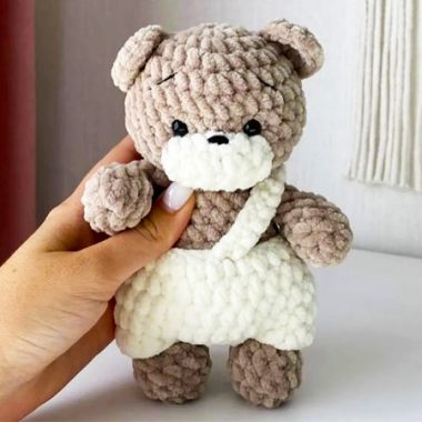 Ours Ollsy avec une Salopette au Crochet Patron (1)