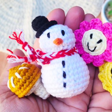 Bonhomme de Neige avec Chapeau Melon Amigurumi Patron (1)